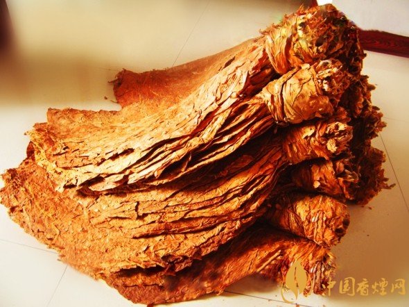 旱煙和煙卷哪個(gè)危害大，旱煙袋很有講究